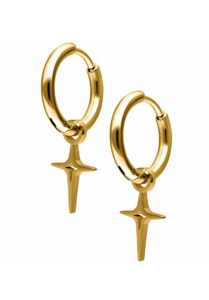 Goldene Creolen mit polierten sternförmigen Anhängern, die von jedem Reifen auf weißem Hintergrund hängen.