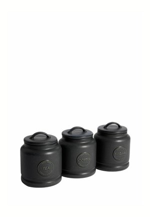 Drei schwarze Küchenbehälter mit den Aufschriften Tee, Kaffee und Zucker, mit passenden Deckeln und Griffen, nebeneinander angeordnet.