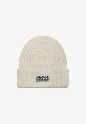 Beżowa dzianinowa czapka z prążkowaną teksturą i złożonym mankietem. Ozdobiona markowym naszywką z napisem "Oracle Red Bull Racing" oraz logo w ciemnoniebieskim kolorze.