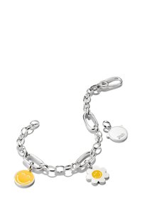 Bracciale in argento con ciondolo a forma di faccina sorridente gialla e ciondolo a forma di fiore bianco, con finitura liscia e maglie lucide.