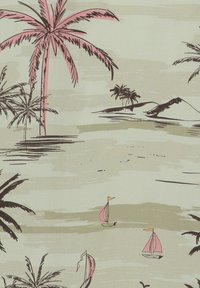 Palmeras y pequeños veleros con velas rosas en aguas tranquilas cerca de una playa de arena y colinas en tonos pastel apagados.