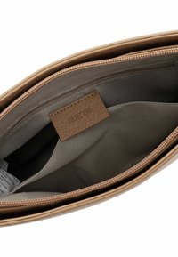 Braune Leder-Clutch mit strukturierter Oberfläche, Reißverschluss und beigem Innenfutter. Mit einem eingeprägten Etikett "RUE 09."