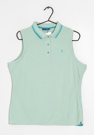 Polo sin mangas de color verde claro con doble raya turquesa en el cuello, tres botones y pequeño logo bordado en el pecho izquierdo, colgado en una percha negra.