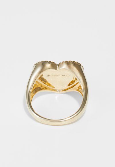 Χρυσό δαχτυλίδι με δύο χέρια που σχηματίζουν σχήμα καρδιάς. Λείος επιφάνεια με γυαλιστερό φινίρισμα. Στο εσωτερικό χαραγμένο με "Yvonne Lion 375."