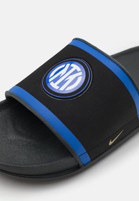 Nike Performance OFFCOURT SLIDE INTER MILAN - Pool slides - black/bright gold/dark smoke grey