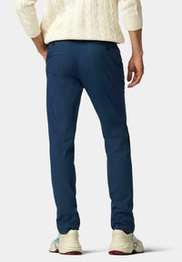 Marineblauwe, op maat gemaakte broek van een stevige stof, met een slim fit, zakken en een tailleband met subtiele details.