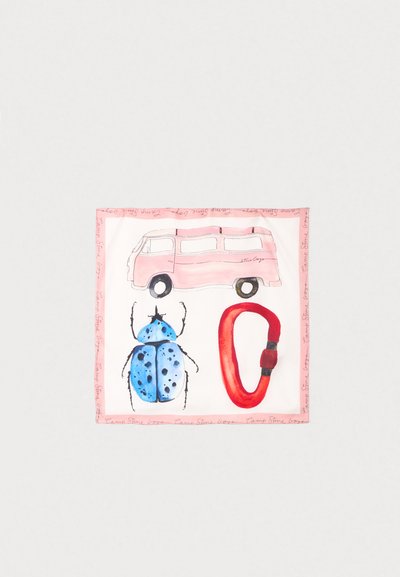 Sciarpa rosa con illustrazioni di un furgone rosa, una coccinella blu a pois e un moschettone rosso, bordata da un testo ripetuto "Camp Stine Goya".