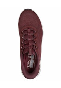 Zapatilla atlética burdeos con parte superior de malla, cordones elásticos, suela blanca y patrón texturizado; cuenta con plantilla de espuma con memoria ventilada.