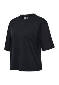 Schwarzes T-Shirt mit kurzen Ärmeln, lockerer Passform, Rundhalsausschnitt und dezentem „hummel“-Logo auf der Brust, dargestellt auf weißem Hintergrund.