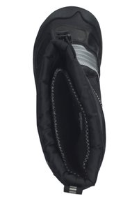 Czarny but zewnętrzny z wyściełanym kołnierzem, odblaskowym paskiem i zapięciem na zamek, pokazany z góry na białym tle.