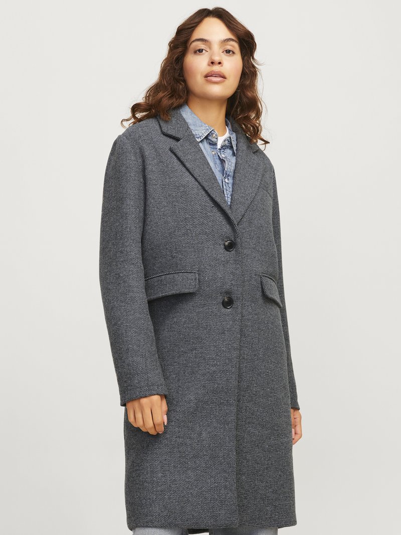 Cappotto grigio in misto lana con motivo a spina di pesce, revers a scollo, due tasche frontali e chiusura con un solo bottone, con maniche lunghe.