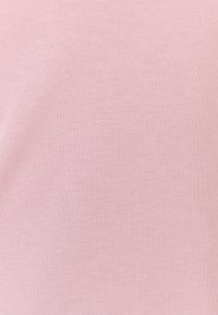 Tessuto elasticizzato rosa con una fine trama a righe, che crea un aspetto liscio e morbido. Adatto per applicazioni di abbigliamento.