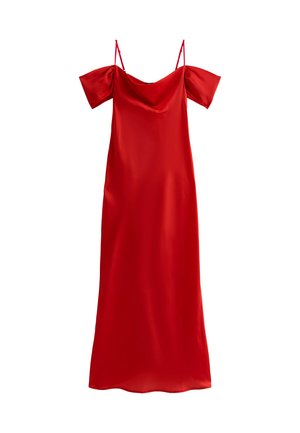 Robe en satin rouge avec des manches dénudées, un col drapé et une silhouette fluide jusqu'aux chevilles. Texture lisse avec des détails de design minimaux.