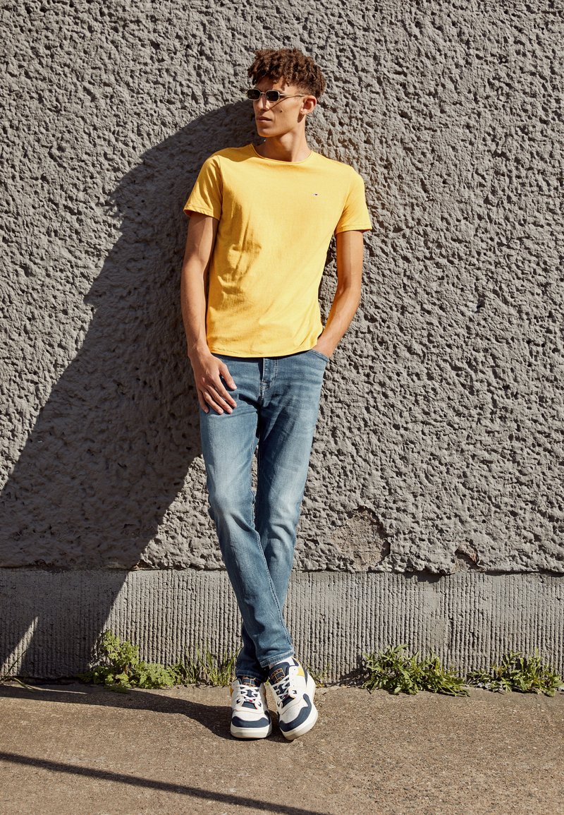 Tommy Jeans SLIM JASPE CREW NECK - T-shirt básica - prairie yellow