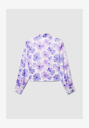 Camicia cropped a maniche lunghe in seta bianca con motivo floreale lilla, dotata di polsini con bottoni e un colletto.