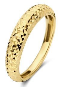Goldring mit facettierter, strukturierter Oberfläche, ausgestattet mit einem glatten, polierten Innenband und einer abgerundeten, angenehmen Form.