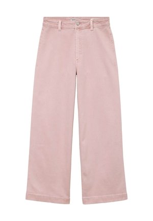 Pantalones rosa de cintura alta y pierna ancha con trabillas para cinturón, cierre frontal con botón y cremallera, y bolsillos laterales.