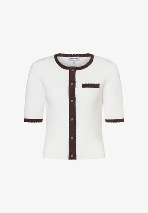 Weißer, gerippter Kurzarm-Cardigan mit dunkelbraunem, gezacktem Besatz, Knöpfen vorne und kleinem Brusttaschendetail.