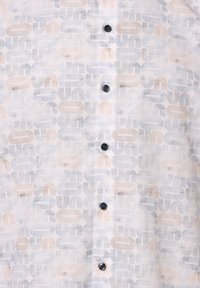 Kurzarmhemd mit weißem Grund und einem geometrischen Muster in sanften Blautönen und Beige. Sichtbare schwarze Knöpfe.