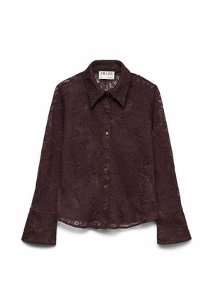 Chemise en dentelle bordeaux à manches longues, col pointu et fermeture à boutons. Présente des motifs floraux complexes et une texture semi-transparente.