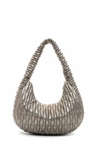 Sac à main argent métallique de forme ronde, surface texturée avec des motifs allongés et une anse froncée.