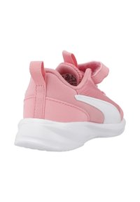 Zapatilla deportiva rosa con parte superior de malla suave, correa de velcro ajustable y una suela de goma blanca con parte inferior texturizada.