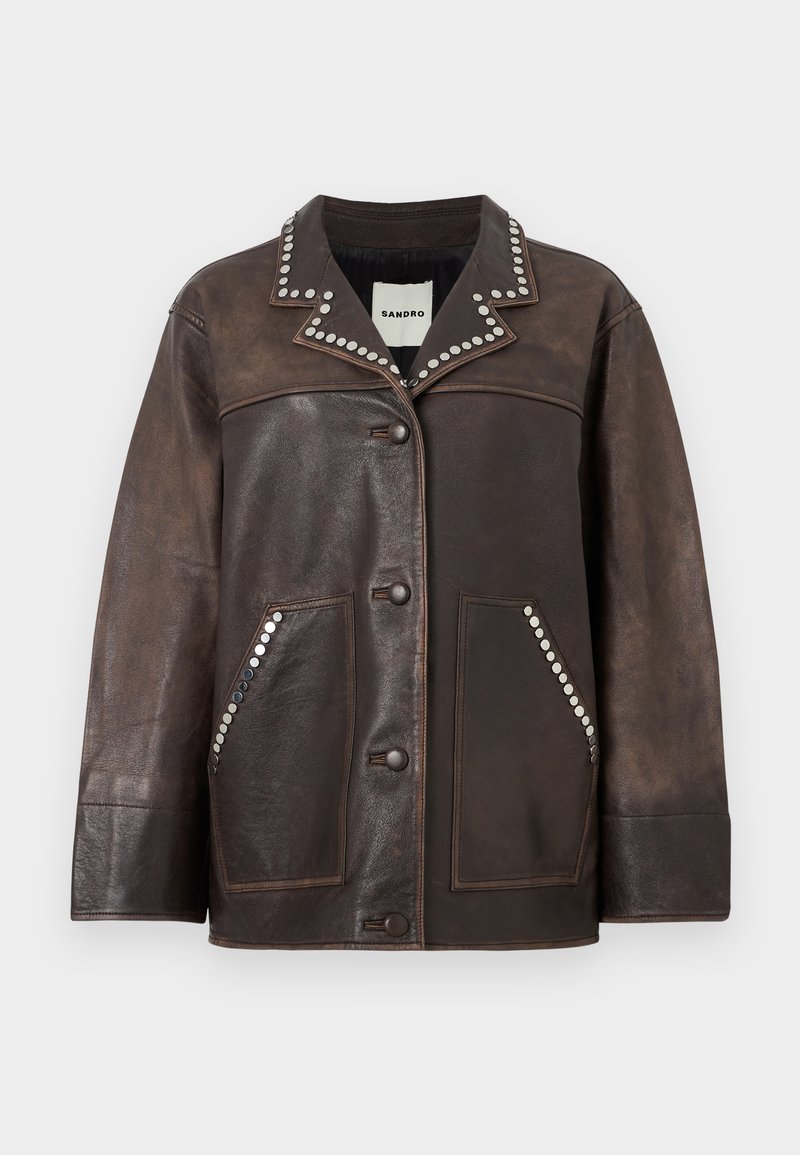 Veste en cuir marron avec un devant à boutons, un col clouté, deux poches latérales et des épaules structurées. Texture lisse avec une forme ajustée.