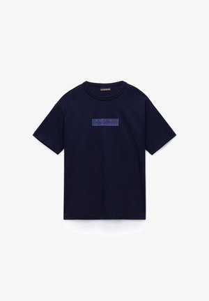 Tamnoplava majica kratkih rukava s okruglim izrezom i pravokutnim logom s natpisom „NAPAPIJRI geographic“ u centru prsnog dijela.