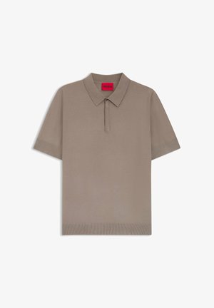Polo taupe a maniche corte con colletto, abbottonatura con un solo bottone e etichetta del marchio "HUGO" rossa all'interno della scollatura.
