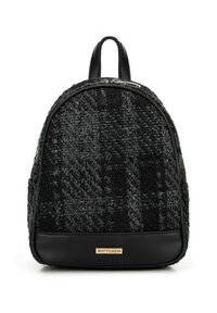 Zaino nero con texture e motivo intrecciato, dal design arrotondato, con dettagli in pelle e una placca logata metallica nella parte inferiore.