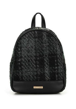 Czarny plecak o teksturowym wykończeniu z plecionym wzorem, o zaokrąglonym kształcie, z skórzanymi akcentami i metalową tabliczką z logo na dole.