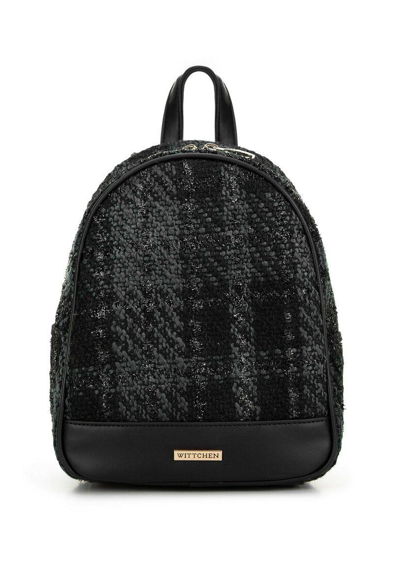 Zaino nero con texture e motivo intrecciato, dal design arrotondato, con dettagli in pelle e una placca logata metallica nella parte inferiore.