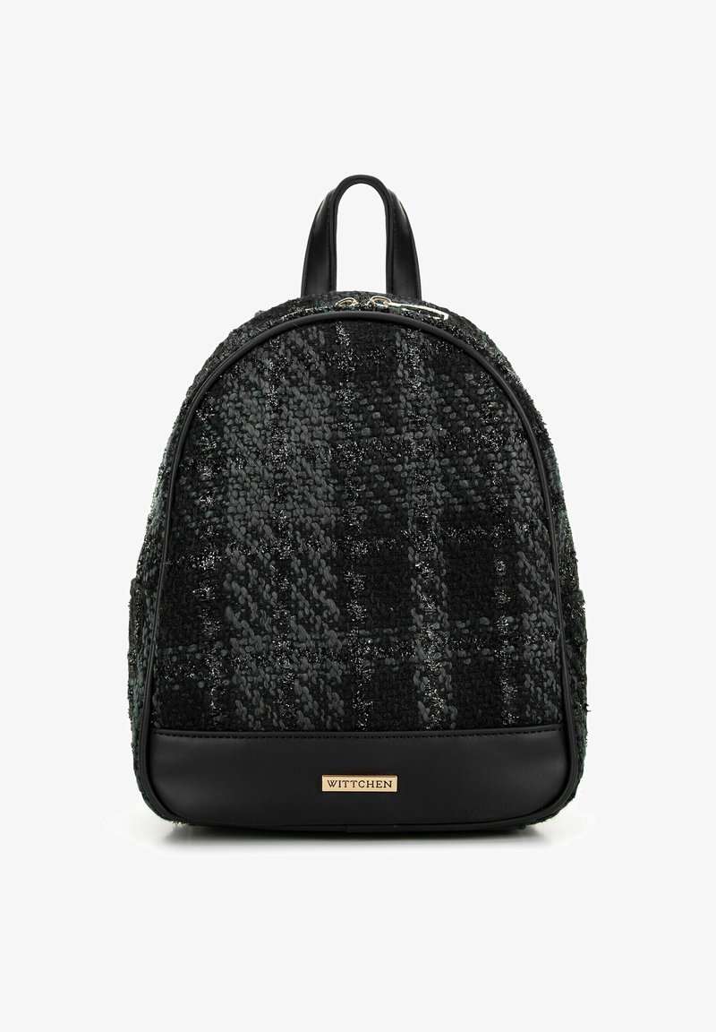 Zwarte backpack met textuur en een geweven patroon, met een ronde vorm, leren accenten en een metalen logo-plaat aan de onderkant.