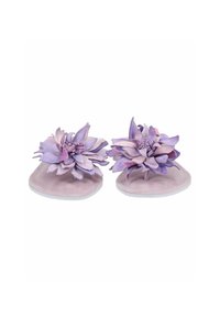 Pantofole in suede viola con applicazioni floreali, caratterizzate da petali in tessuto stratificati nelle tonalità di lavanda e rosa, su una suola bianca piatta.