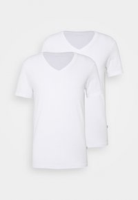 To hvide v-hals t-shirts lavet af blødt bomuld. Den ene har kortærmer, den anden har langærmer, begge med et sømløst design.