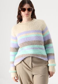 Dryžuota megztinis kremų, mėtos žalumos, lilac ir rudos spalvų. Minkšta tekstūra su braukos raštu ir šiek tiek sutrumpintu dizainu. Ilgomis rankovėmis.