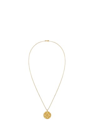 Collar de oro con un colgante redondo que presenta un diseño en relieve de una estrella de cinco puntas en una cadena fina.