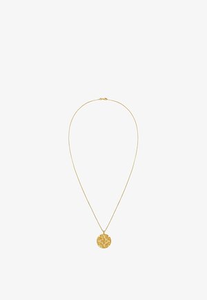 Collier en or avec un pendentif rond présentant un motif étoile à cinq branches embossé sur une chaîne fine.