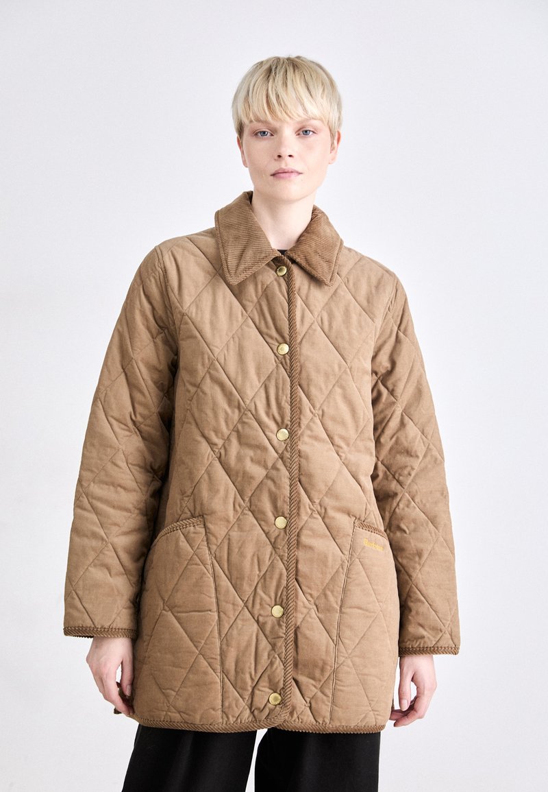 Gepolsterte braune Jacke mit einem Baumwollkragen, goldenen Knöpfen und zwei Fronttaschen. Hat ein Rauten-Muster und einen geraden Schnitt.