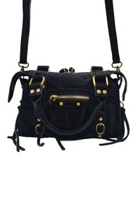 Sac à main en daim noir avec des accessoires en or, poche frontale zippée et accents tressés. Dispose de deux options de transport : poignées courtes et une longue bandoulière.