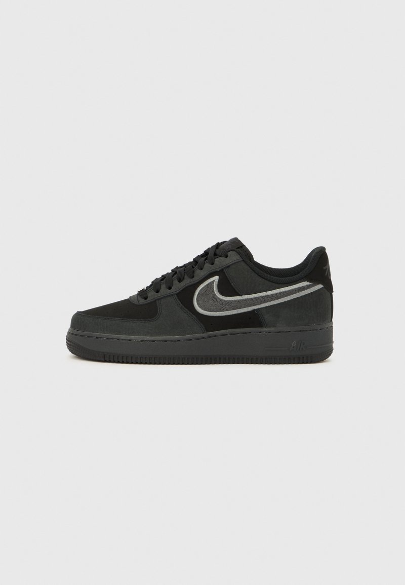 Nike Air Force 1 tenisica od crnog antilopa i kože, s srebrnim Swoosh logom, zaobljenim vrhom, vezicama i gumenim potplatom s teksturom.