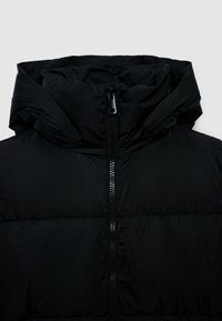 Giacca a vento nera con colletto alto, chiusura frontale a zip e texture trapuntata. Realizzata in materiale sintetico liscio con finitura opaca.