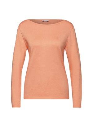 Haut à manches longues en orange pastel ; fabriqué dans un tissu doux et texturé avec un col large et un corps ajusté. Pas de motifs ou d'accents visibles.