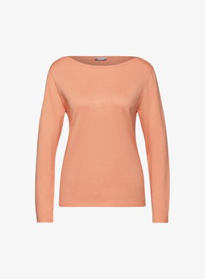 Top de manga larga en naranja pastel; hecho de una tela suave y texturada con un escote amplio y un cuerpo entallado. Sin patrones o acentos visibles.