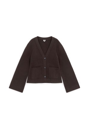Ciemnobrązowy kardigan na guziki z dekoltem w serek, długimi szerokimi rękawami oraz dwoma naszywanymi kieszeniami z przodu, prezentowany na białym tle.