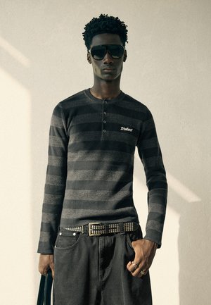 Bershka, WAFFLE-KNIT HENLEY - SWEATER - Pullover - dark grey