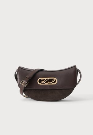 KARL LAGERFELD, SIGNATURE CURVED - Чанта за носене през рамо - dark brown