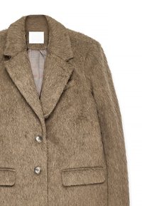 Abrigo marrón de textura con un exterior peludo, cuello con muesca, dos cierres de botón y dos bolsillos frontales. Interior forrado con un patrón sutil.