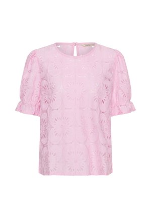 Roze kanten blouse met korte pofmouwen, bloemenvormige uitsnijdingen, ronde halslijn en knoopsluiting aan de achterkant.