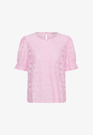 Rozā mežģīņu blūze ar pufīgām īsām piedurknēm, ziedu izgriezumu rakstiem, apaļu kakla izgriezumu un aizmugurējo pogu aizdari.